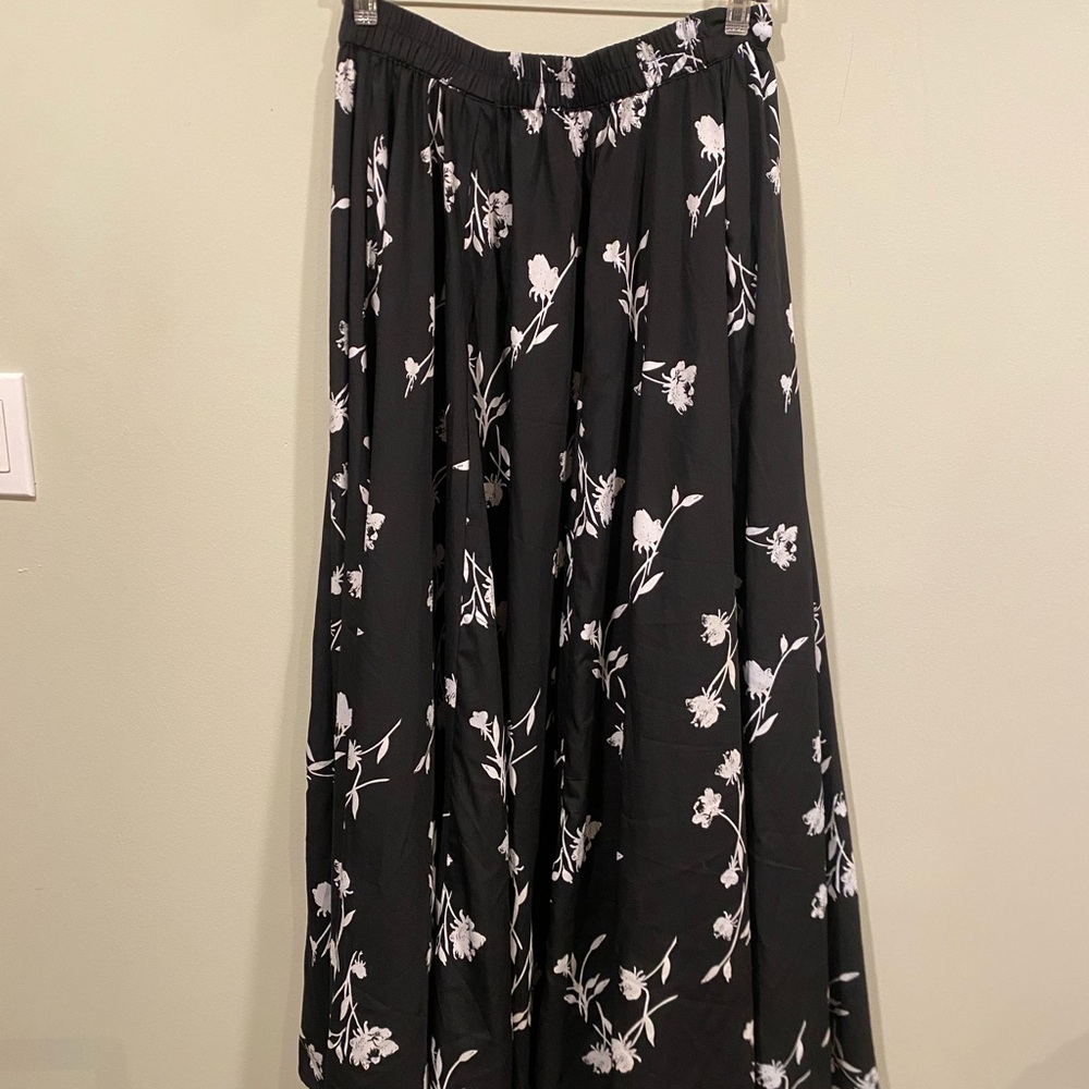 Versona Black and White Floral Skirt